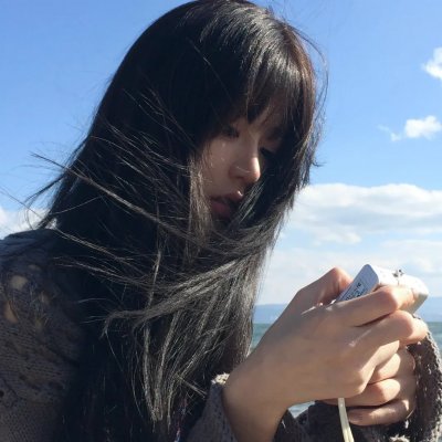 与一位女士合影